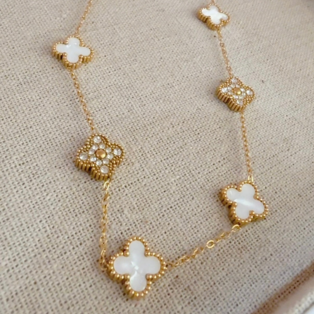 Collar Clover Blanco