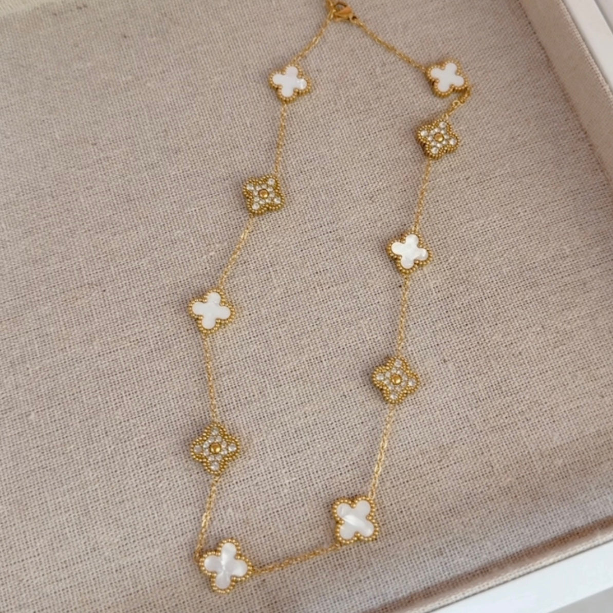 Collar Clover Blanco