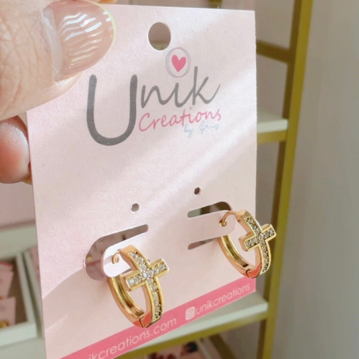 Aretes Huggie Cruz