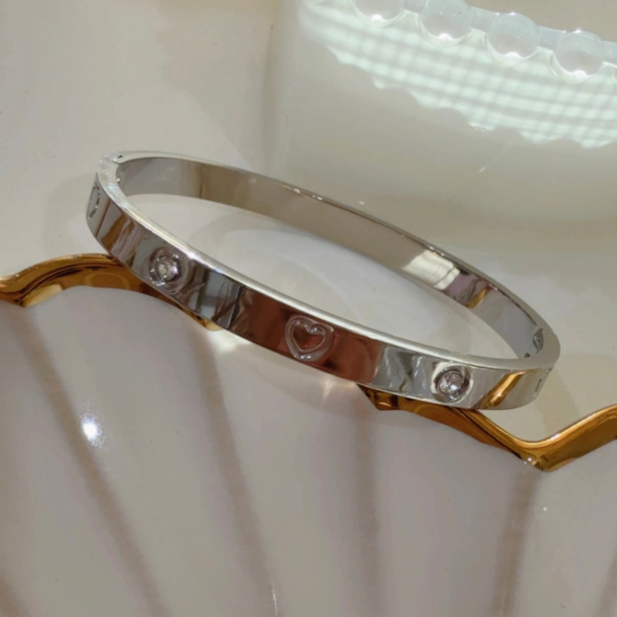 Pulsera Brazalete Corazones Plateada