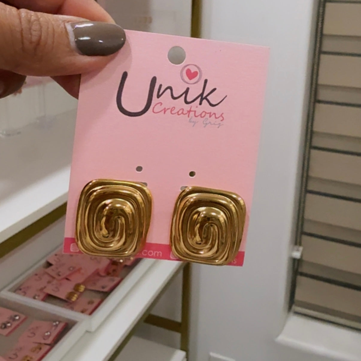 Aretes Dorados Cuadro