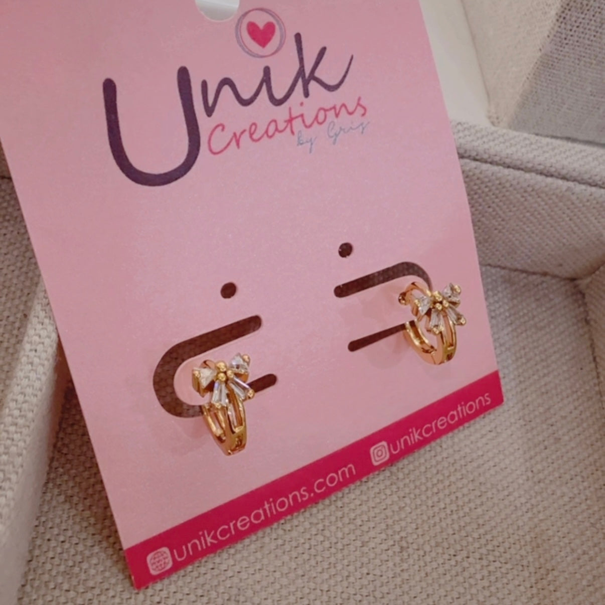 Aretes Huggie Bow