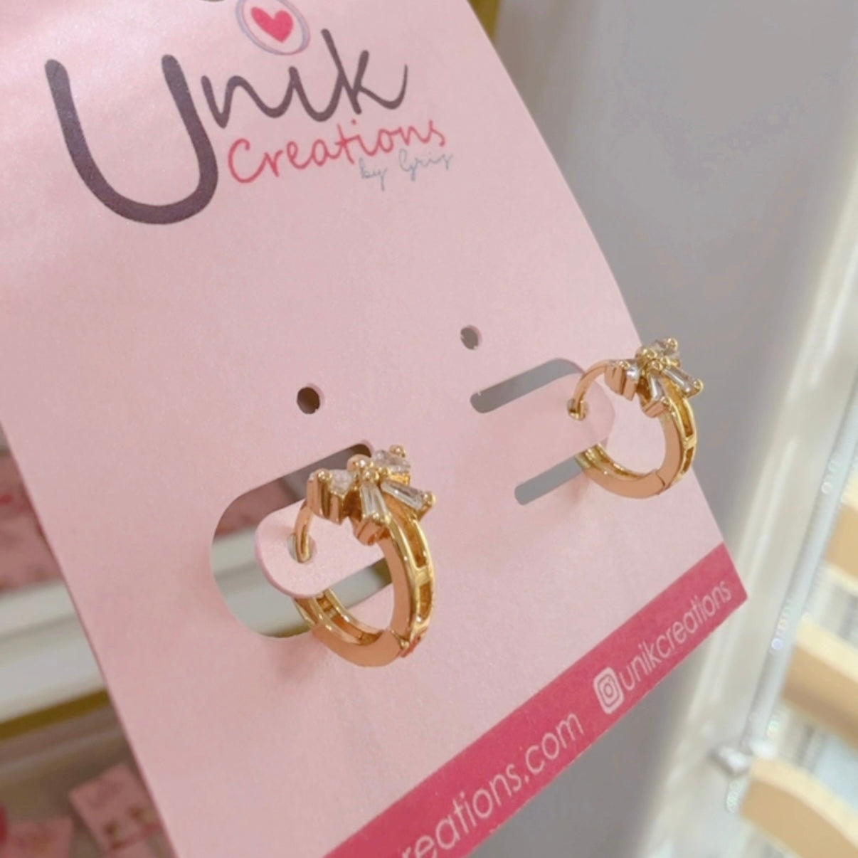 Aretes Huggie Bow