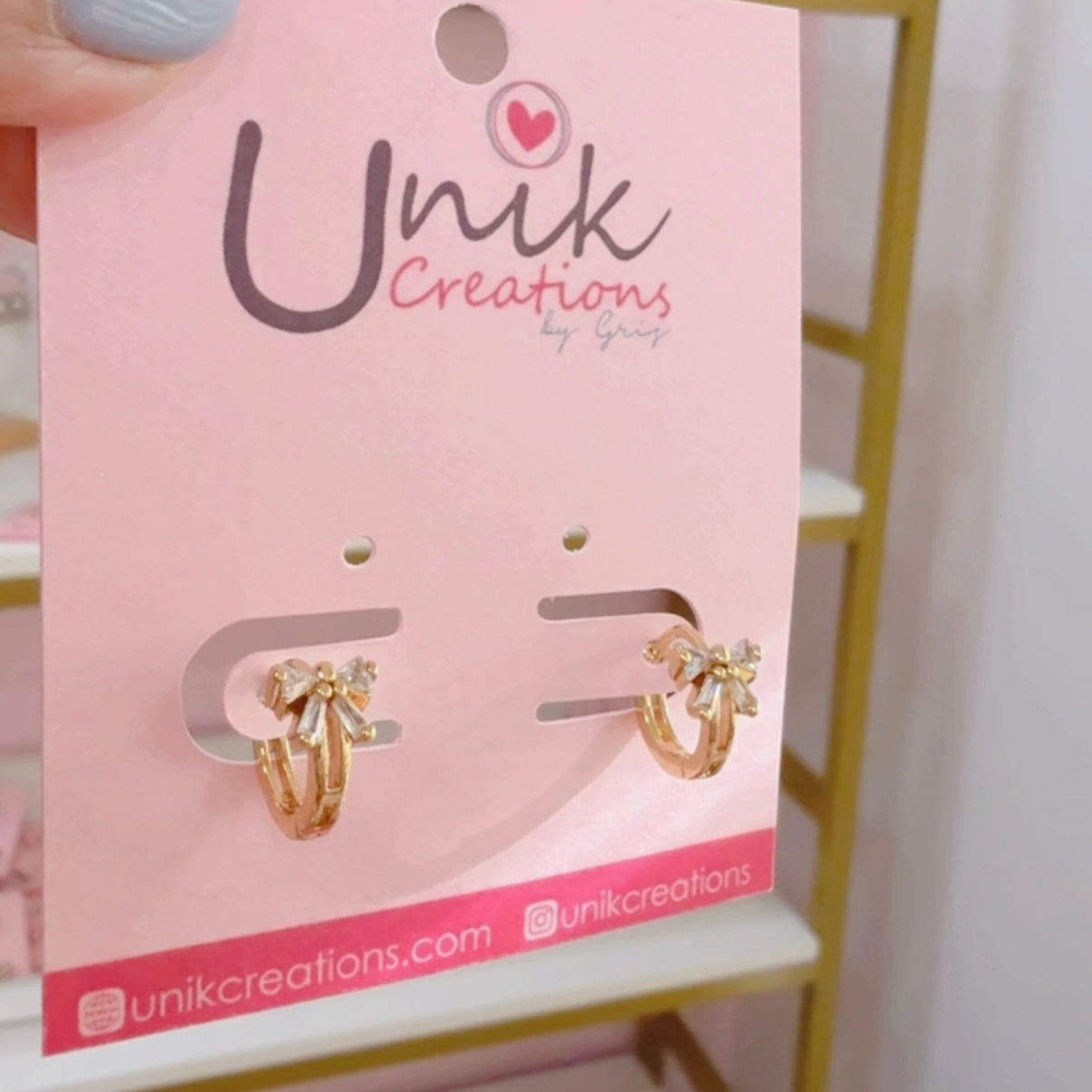 Aretes Huggie Bow